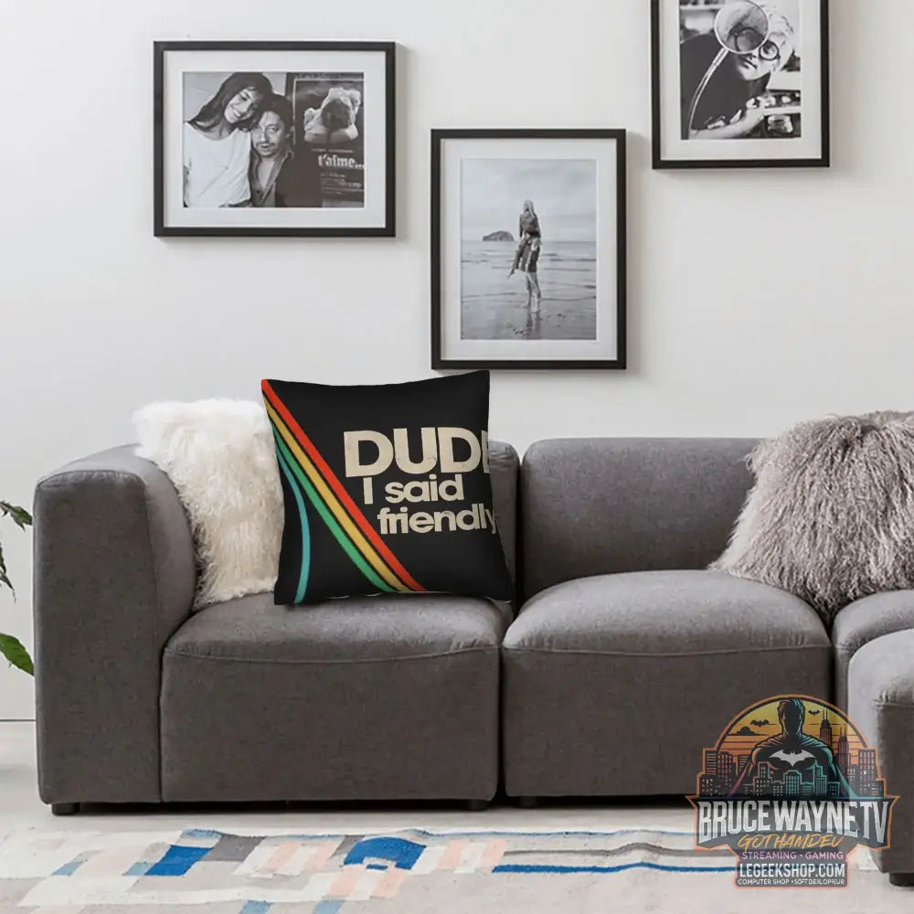 Housse de Coussin Arc Raiders ’Dude I Said Friendly’ - Déco Gaming Humour - Housses de Coussin & Décoration Gaming