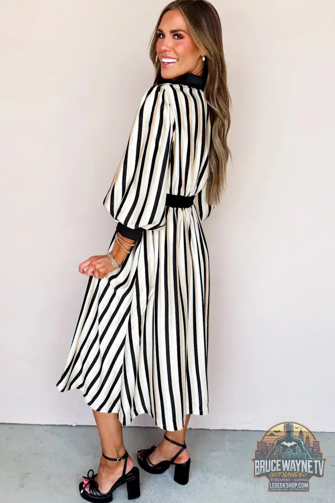 Robe mi-longue boutonnée noire à rayures et manches 3/4 bouffantes - Dresses/Midi Dresses