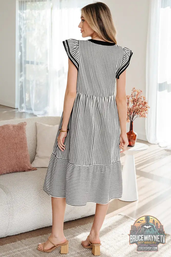 Robe midi à rayures doubles à volants et manches courtes avec bordure contrastée et col en V vert - Dresses/Midi Dresses