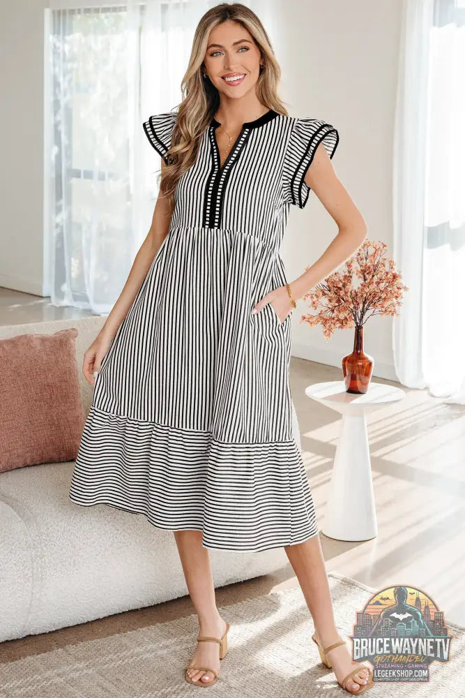 Robe midi à rayures doubles à volants et manches courtes avec bordure contrastée et col en V vert - Dresses/Midi Dresses